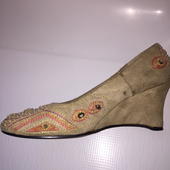 Faux suede closed toe jeweled wedges - Picture 6 of 8